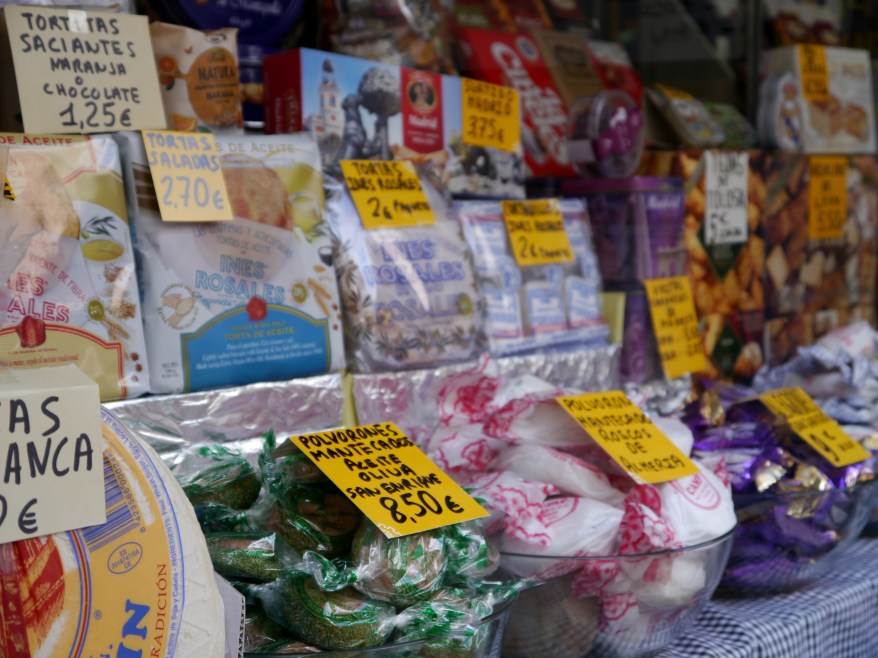 Cabello convenience store in Huertas - Draw the eye to one part of the photo by focusing your lens on just one area