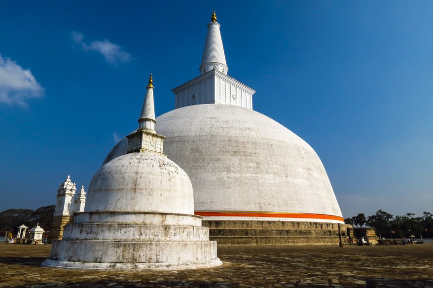 ruvanvelisaya-twin-dagobas-anuradhapura